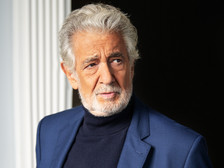 © Fiorenzo Nicoll Porträt eines älteren Mannes mit grauem Haar und Bart, in blauem Sakko und dunklem Rollkragenpullover, seitlich blickend vor hellem Fenster und dunklem Hintergrund.