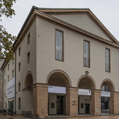 © A. Savin, Wikipedia Schlichte Fassade des Landestheaters Bregenz mit Rundbögen und Beschriftung