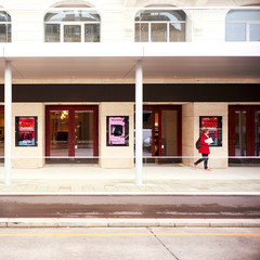 © Peter M. Mayr Eingangsbereich des Theaters an der Wien mit Plakaten und Säulengang