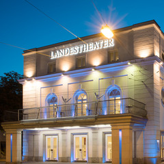 © Anna-Maria Löffelberger Abendlich beleuchtetes Salzburger Landestheater mit klassischer Fassade