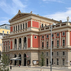 © C.Stadler/Bwag Außenansicht des Wiener Musikvereins mit roter Fassade