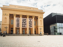 © Andrea Widauer Klassizistische Fassade des Tiroler Landestheaters mit modernem Anbau und großem Vorplatz