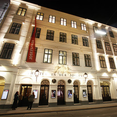 © www.josefstadt.org Beleuchtete Fassade des Theaters in der Josefstadt bei Nacht