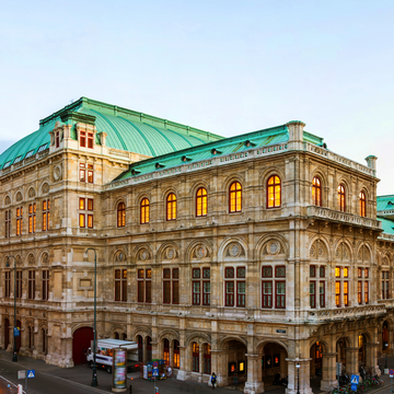 Historische Wiener Staatsoper bei Sonnenuntergang