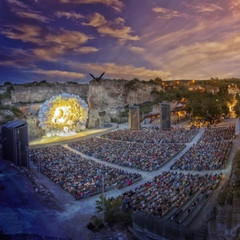 © Andreas Tischler Abendliche Opernaufführung in der Felsenbühne St. Margarethen