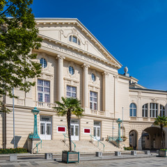 © Christian Husar Klassizistische Fassade des Stadttheaters Baden mit Palmen am Vorplatz