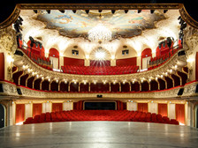 © Neumayr/Christian Leopold Blick von der Bühne in den prachtvollen Zuschauerraum eines Theaters mit rotem Samt, goldenen Verzierungen, Kronleuchter und Deckenmalerei. Die Sitzreihen sind leer, die Architektur wirkt historisch und opulent.
